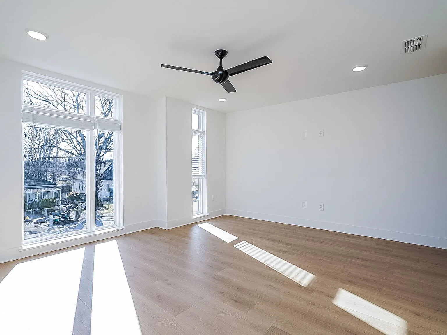 320 Leafland Ave, photo 2