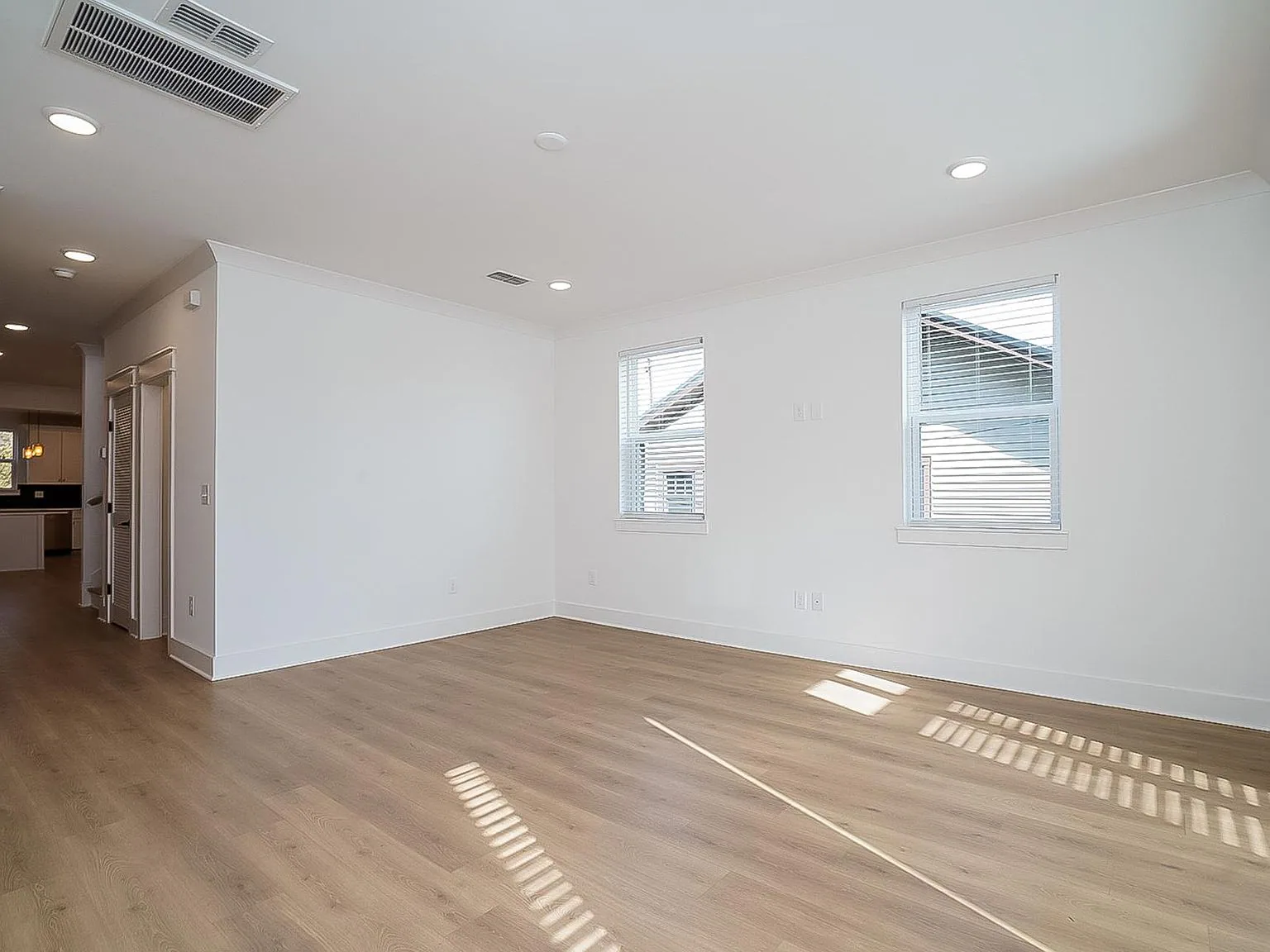 320 Leafland Ave, photo 4